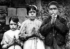 Lcia Santos (middle) with her cousins Francisco and Jacinta Marto, 1917.” alt=
