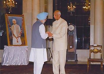 Manmohan Singh congratulating Sir CP Srivastava
