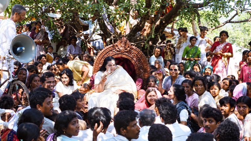 In the photo, she is seen addressing a spontaneous crowd in Rahuri, a town in Maharashtra, India, on January 26, 1984