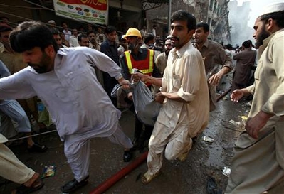 Car bomb kills 87 in Pakistan as Clinton visits