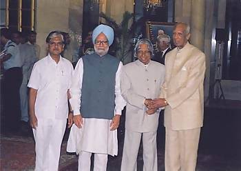 The Prime Minister of India Manmohan Singh flanked by Abdul Karim, Sir CP and Anil Shastri, the son of the late Lal Bahadur Shastri